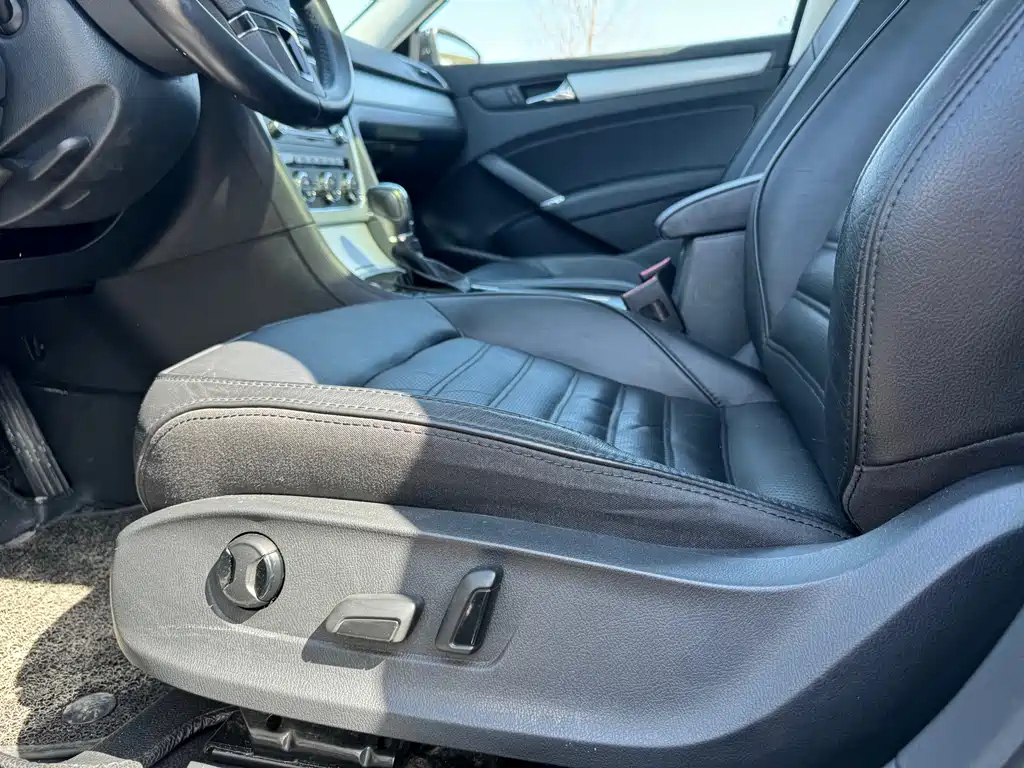 VOLKSWAGEN PASSAT 2015