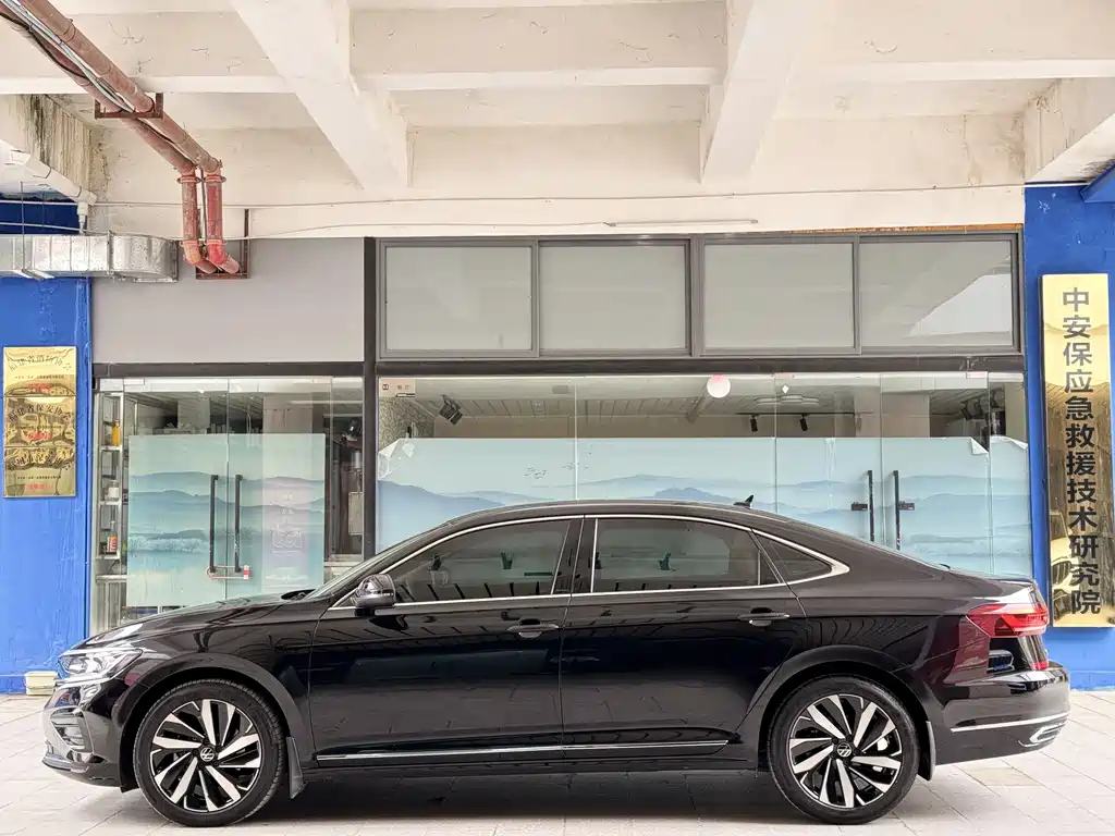 VOLKSWAGEN PASSAT 2023