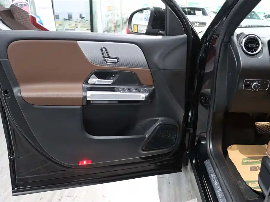 MERCEDES BENZ GLB 2023