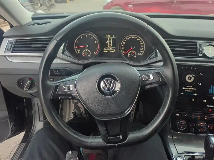 VOLKSWAGEN PASSAT 2017