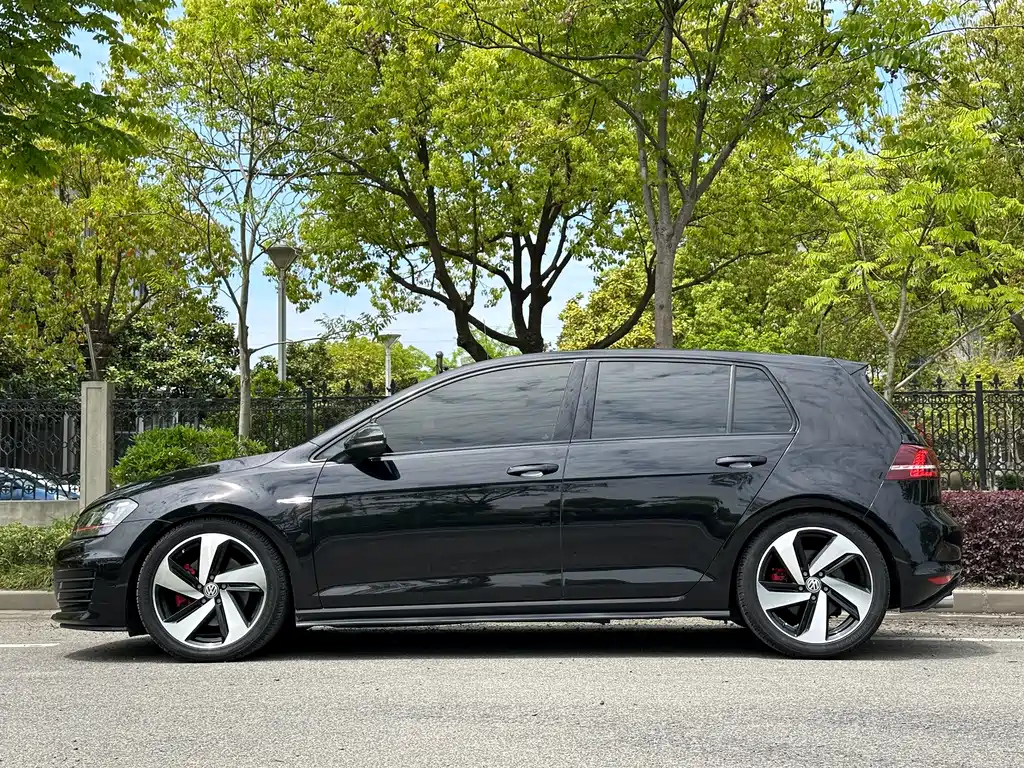 VOLKSWAGEN GOLF 2016