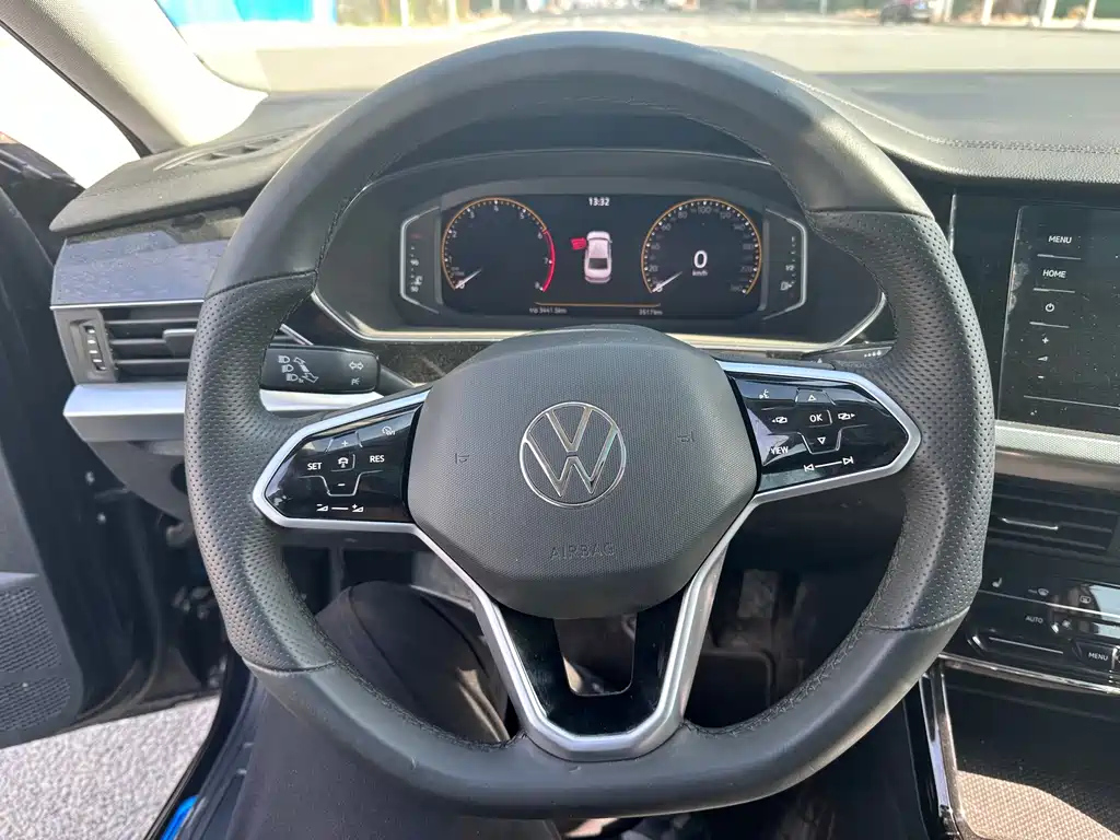 VOLKSWAGEN PASSAT 2024