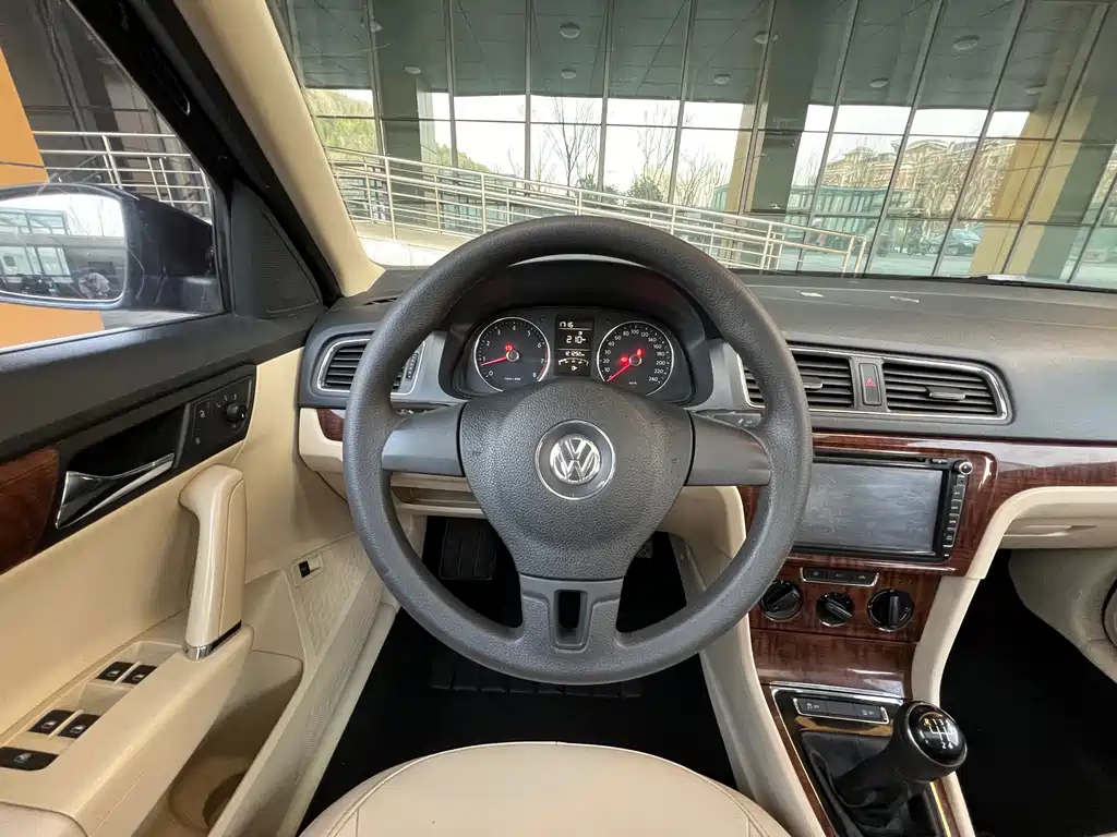 VOLKSWAGEN LAVIDA 2014