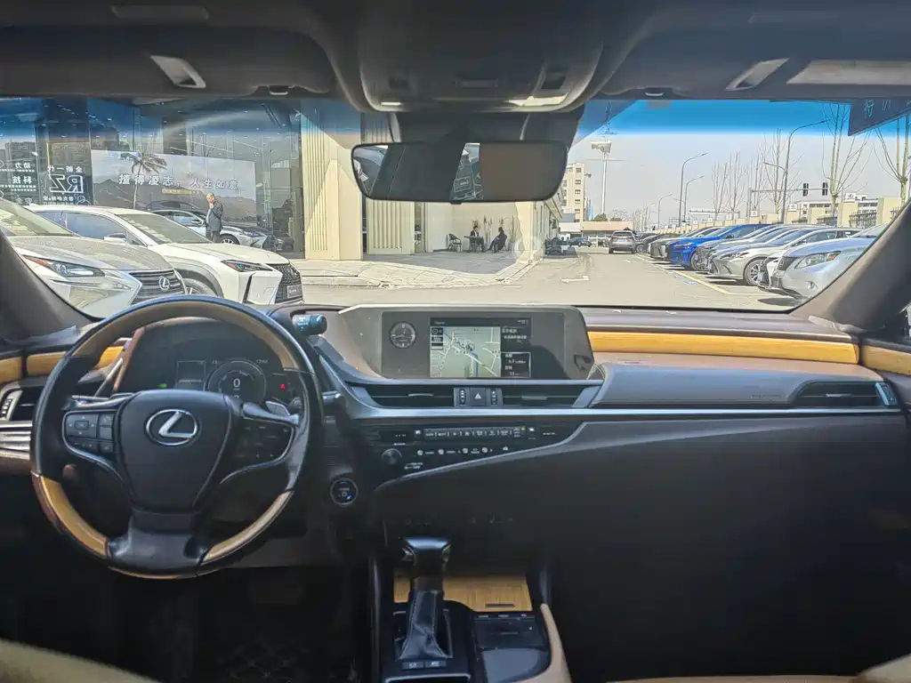 LEXUS ES 2020