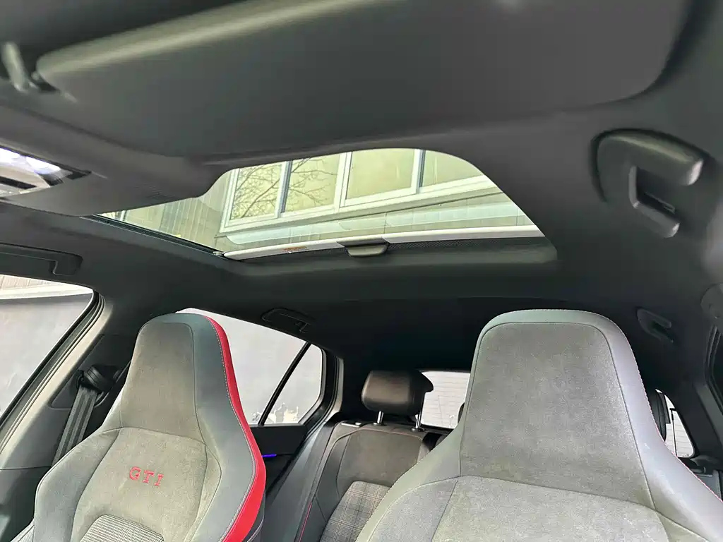 VOLKSWAGEN GOLF 2023