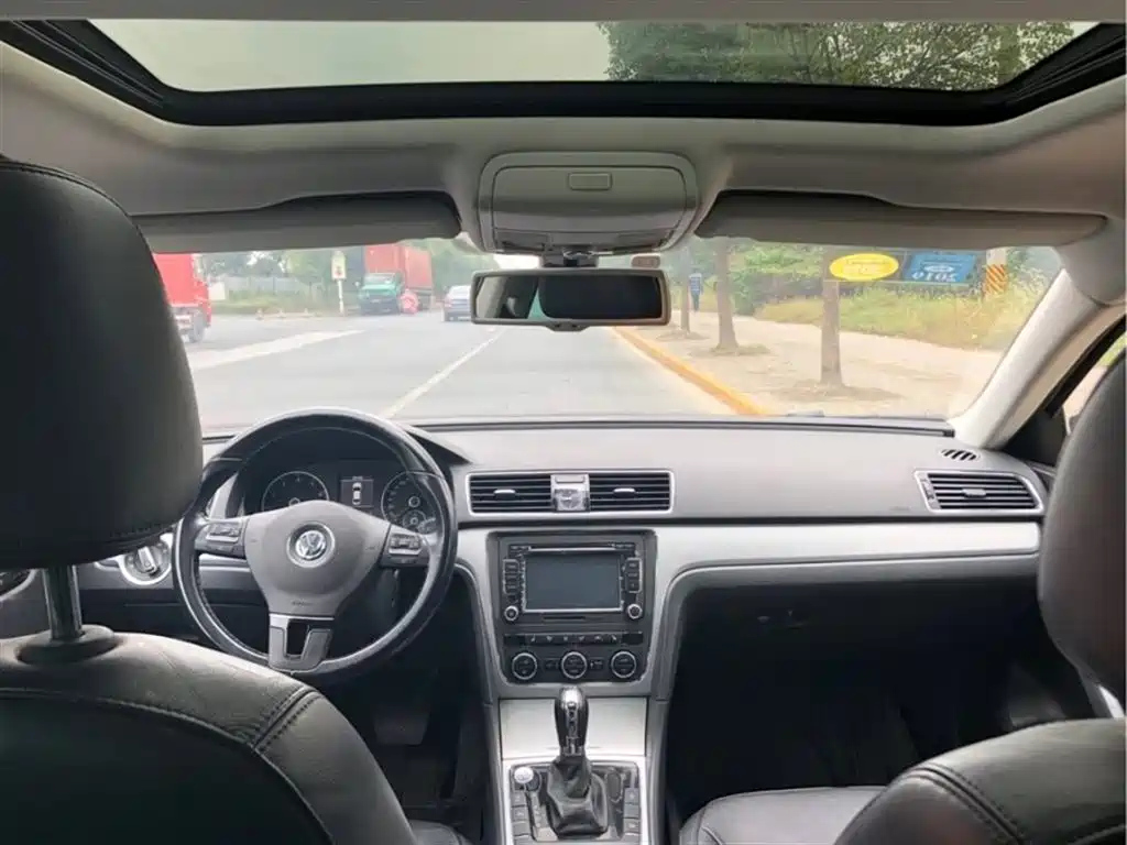 VOLKSWAGEN PASSAT 2012