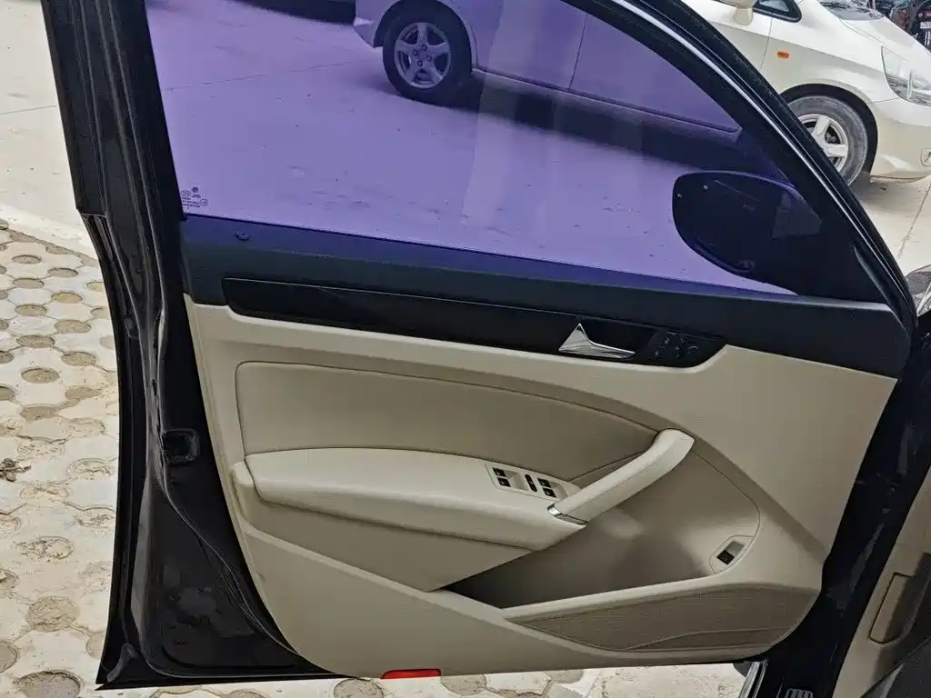 VOLKSWAGEN PASSAT 2014