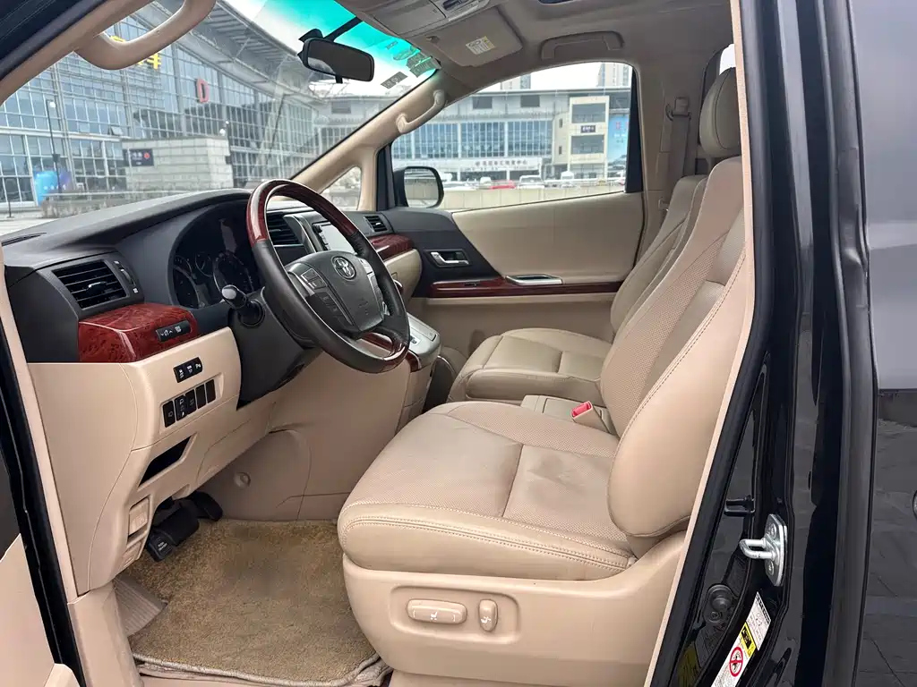 TOYOTA ALPHARD 2011