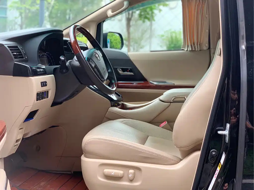 TOYOTA ALPHARD 2011