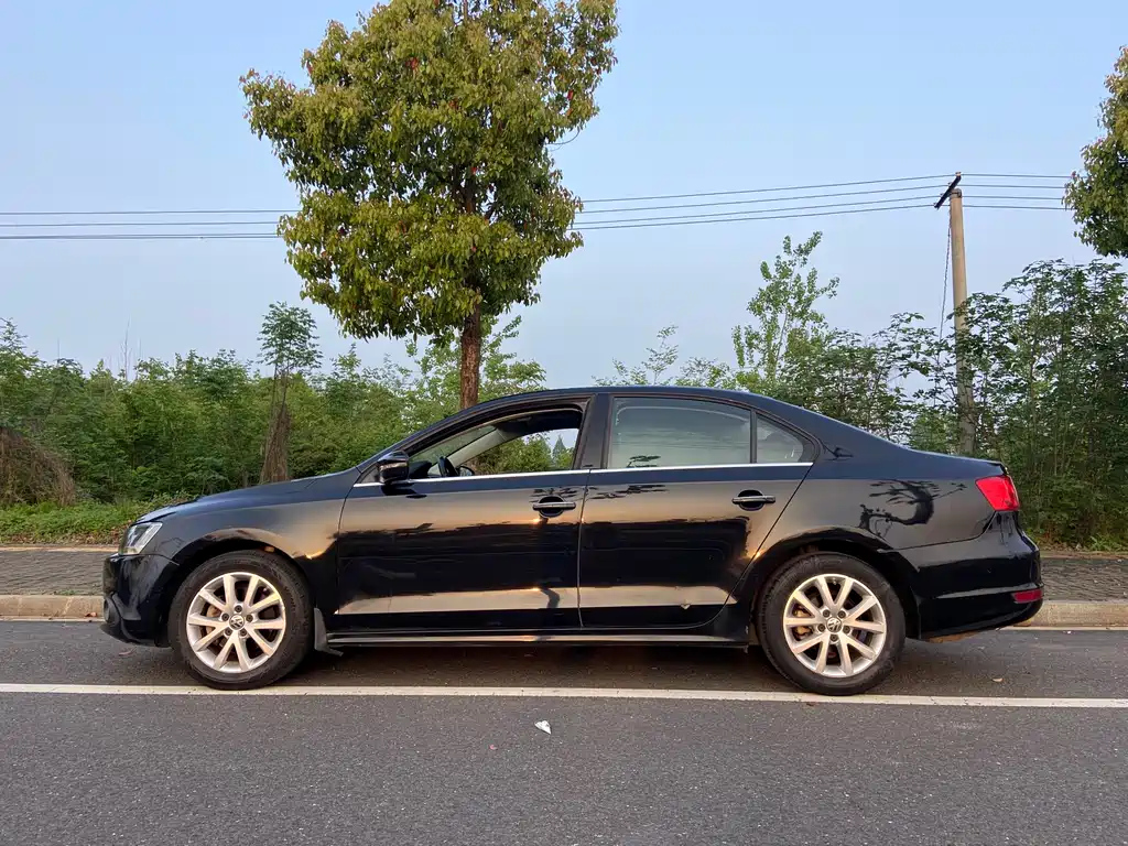 VOLKSWAGEN SAGITAR 2012