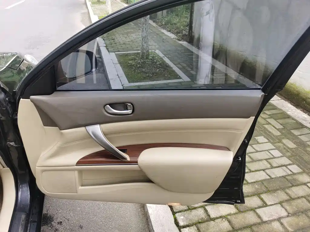 NISSAN TEANA 2010