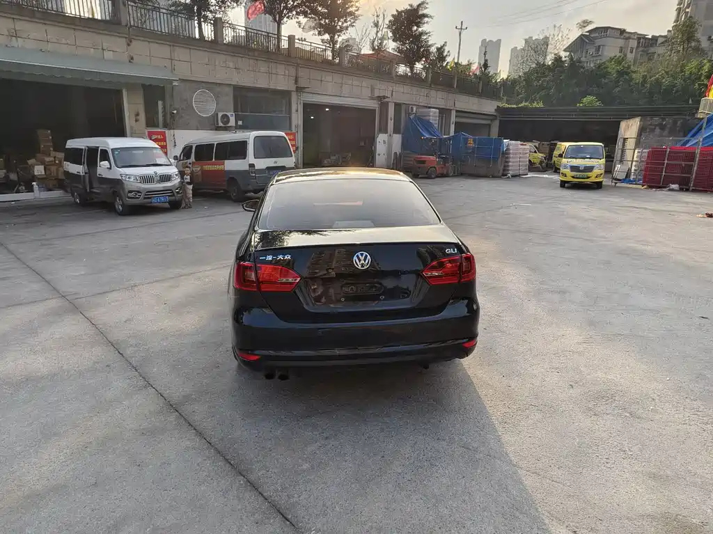 VOLKSWAGEN SAGITAR 2014
