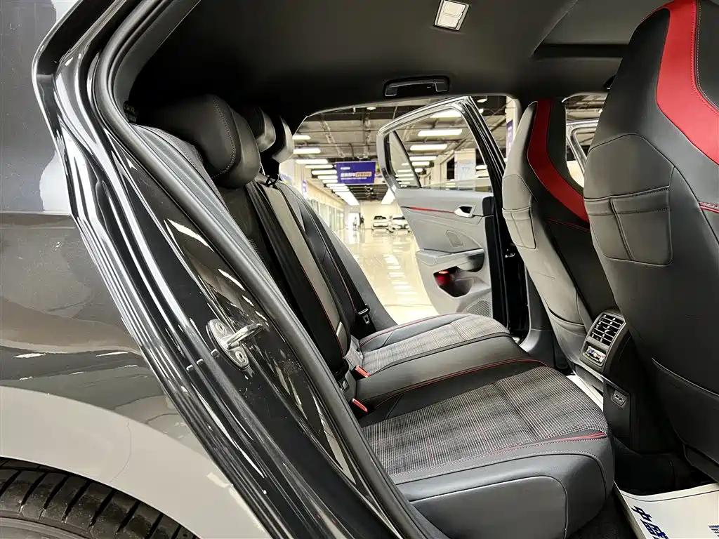 VOLKSWAGEN GOLF 2022