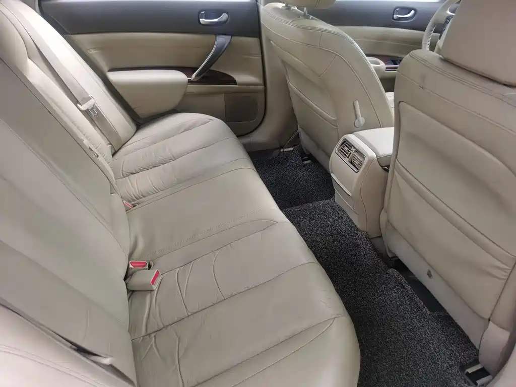 NISSAN TEANA 2010