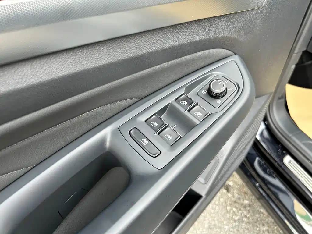 VOLKSWAGEN PASSAT 2023