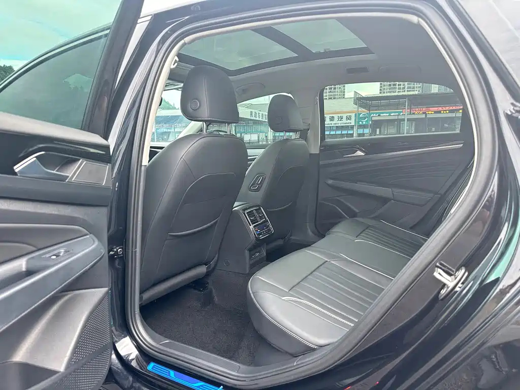 VOLKSWAGEN PASSAT 2023