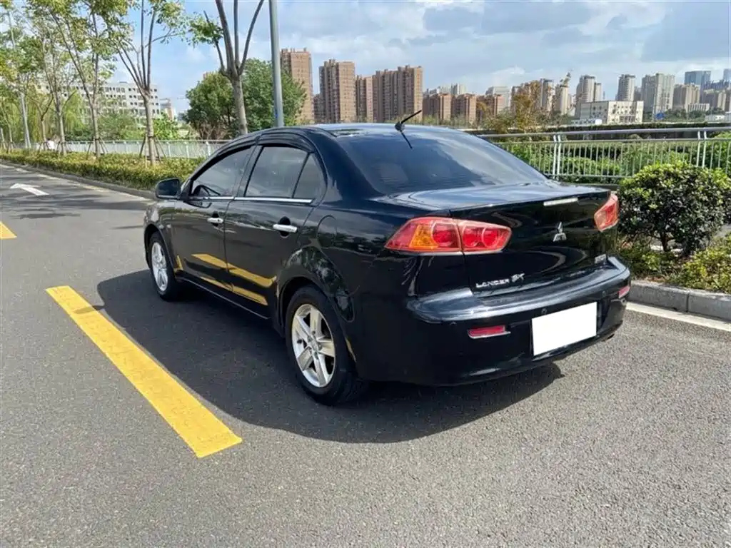 MITSUBISHI LANCER EX 2011