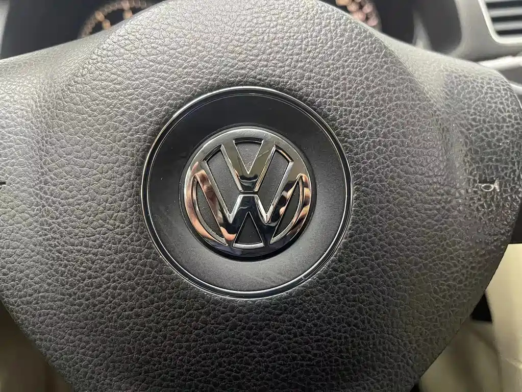 VOLKSWAGEN PASSAT 2011