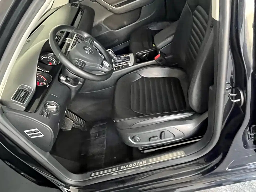 VOLKSWAGEN MAGOTAN 2013