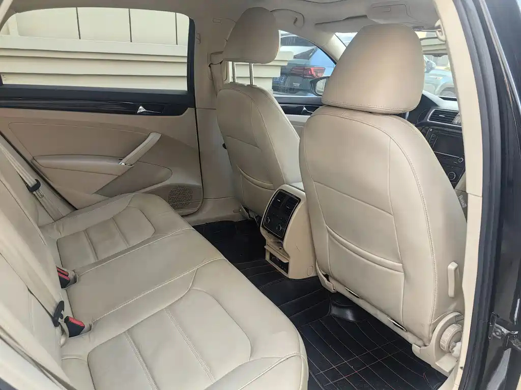VOLKSWAGEN PASSAT 2013