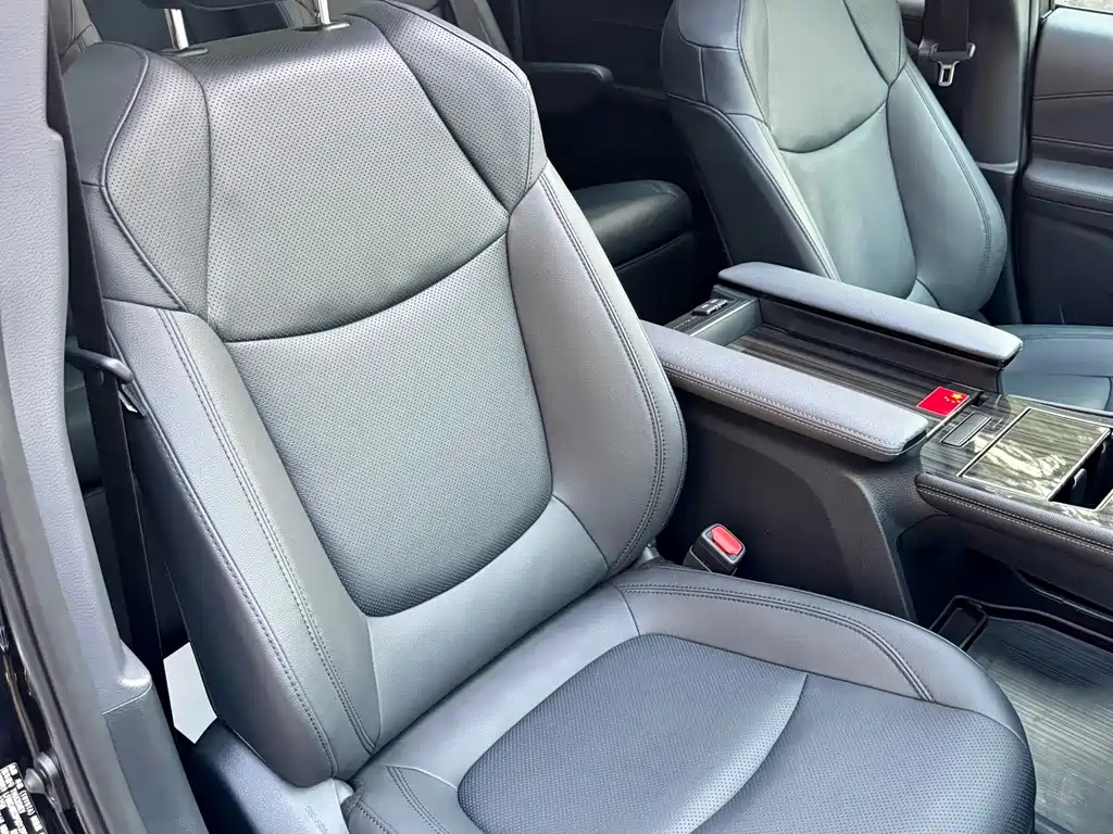 TOYOTA GRANVIA 2023