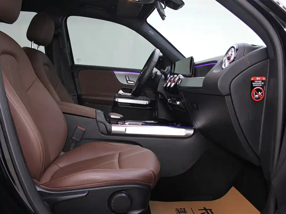 MERCEDES BENZ GLB 2023