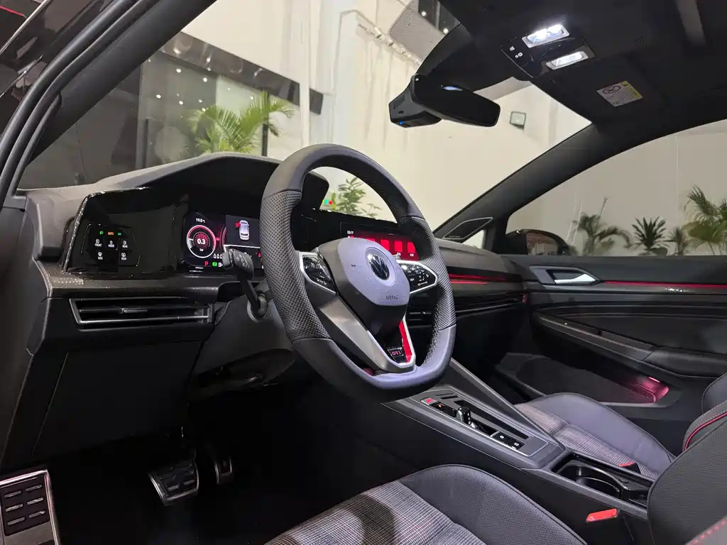 VOLKSWAGEN GOLF 2024