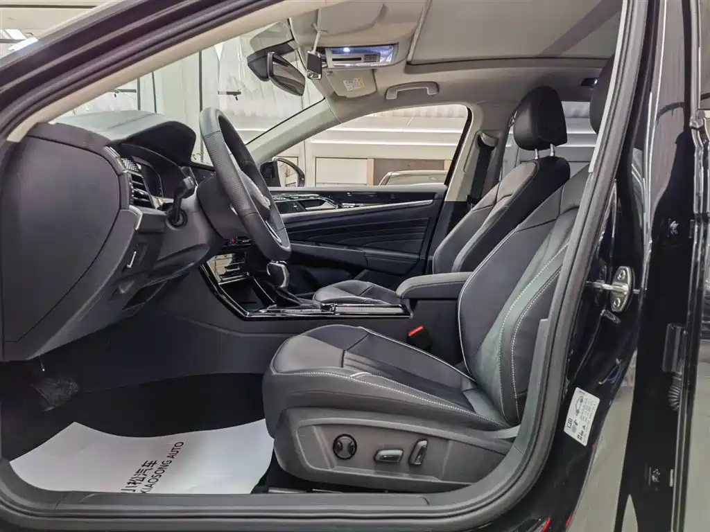 VOLKSWAGEN PASSAT 2023