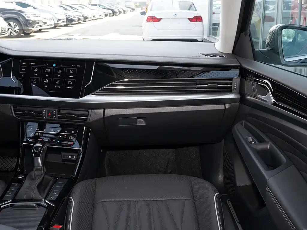 VOLKSWAGEN PASSAT 2023