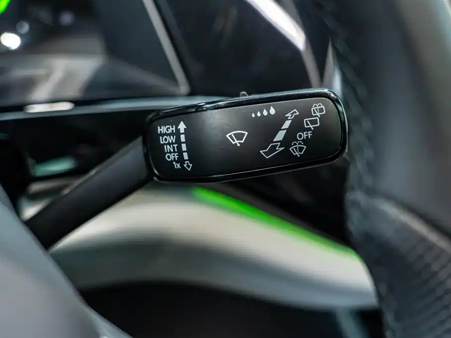 VOLKSWAGEN TOURAN 2023
