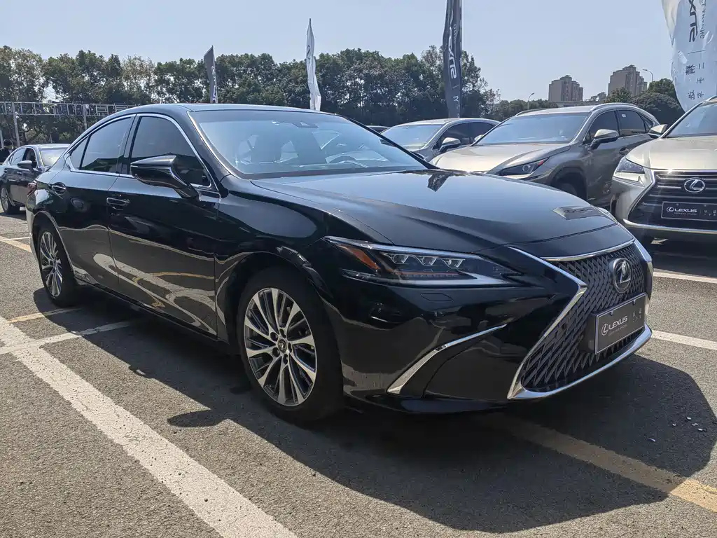 LEXUS ES 2020