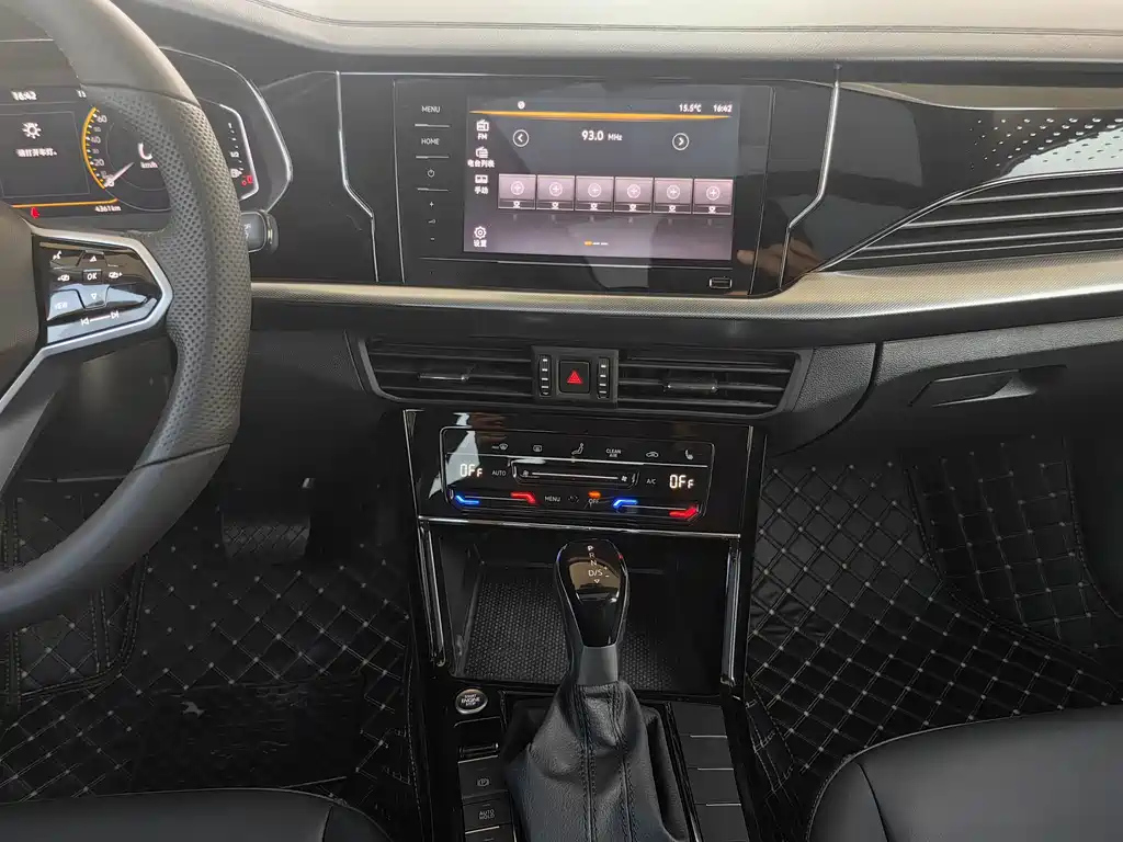 VOLKSWAGEN PASSAT 2023