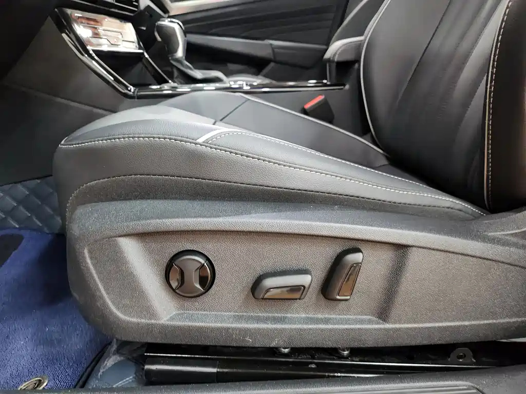 VOLKSWAGEN PASSAT 2023