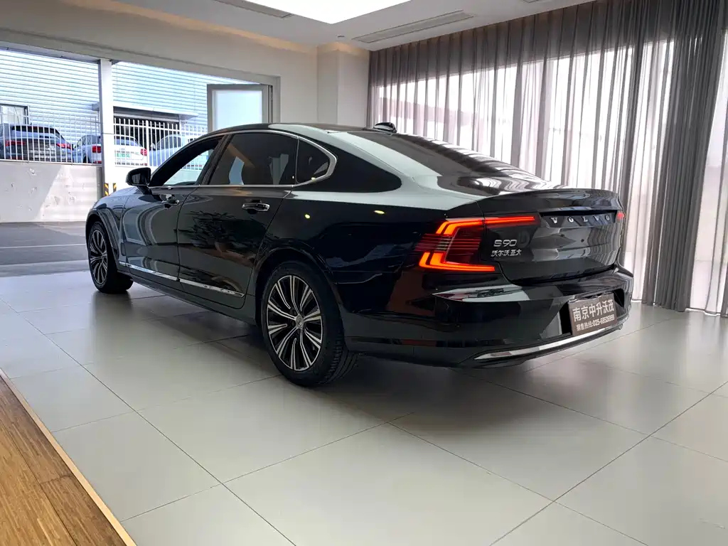 VOLVO S90 2023