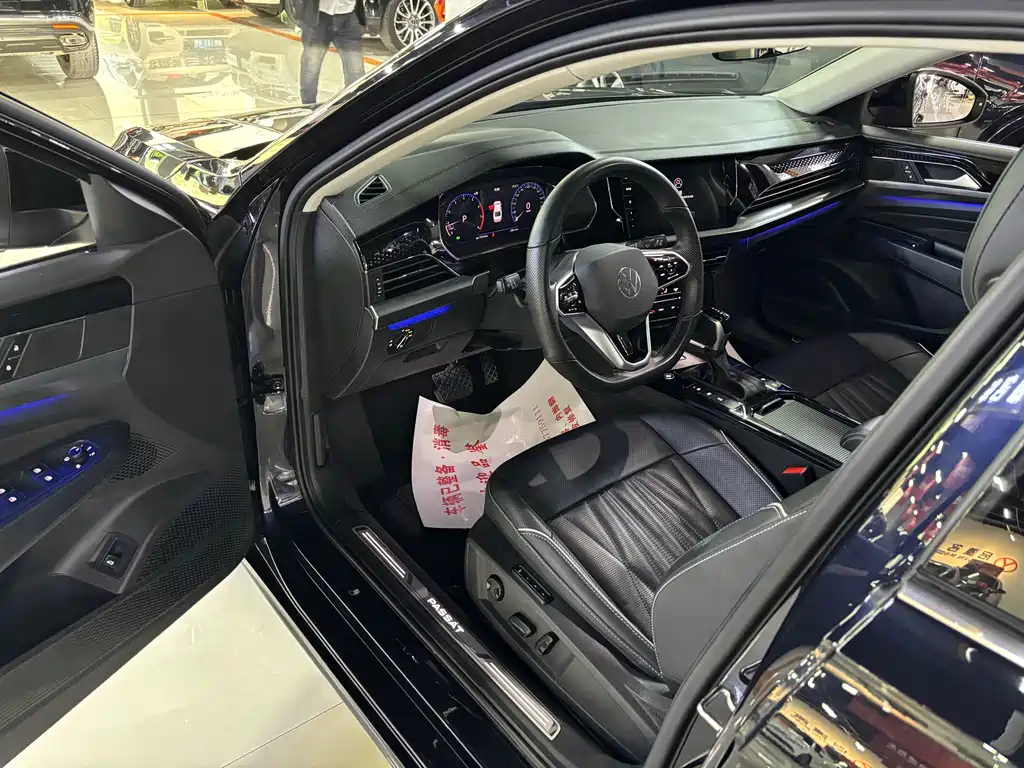VOLKSWAGEN PASSAT 2023