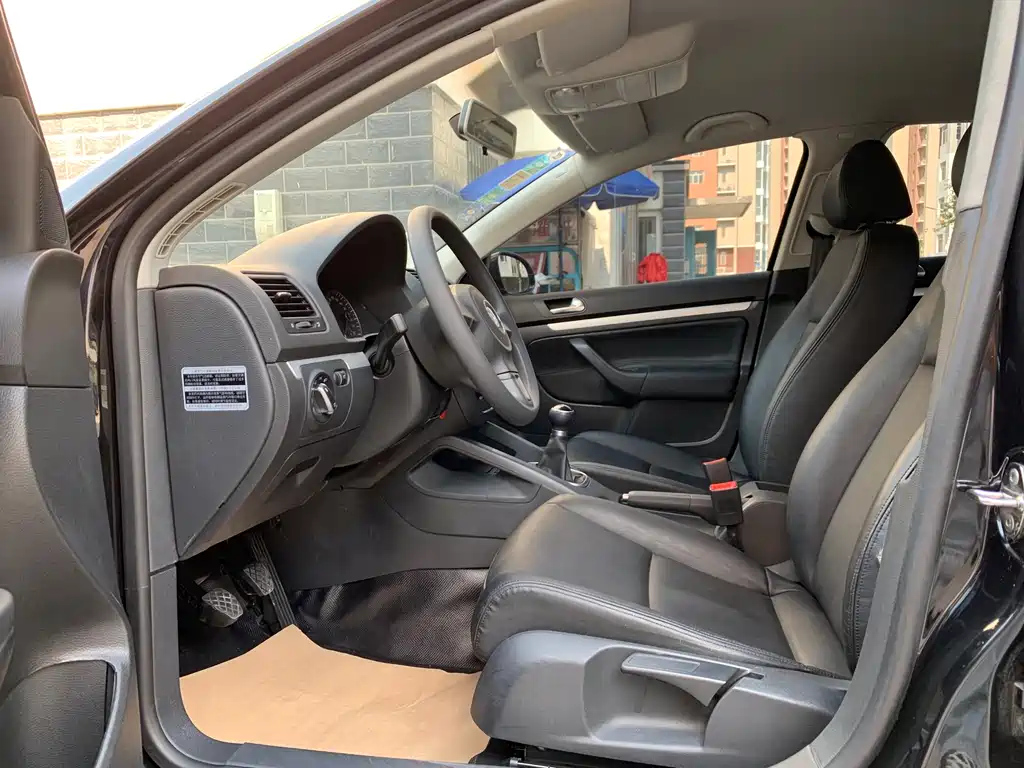 VOLKSWAGEN SAGITAR 2011
