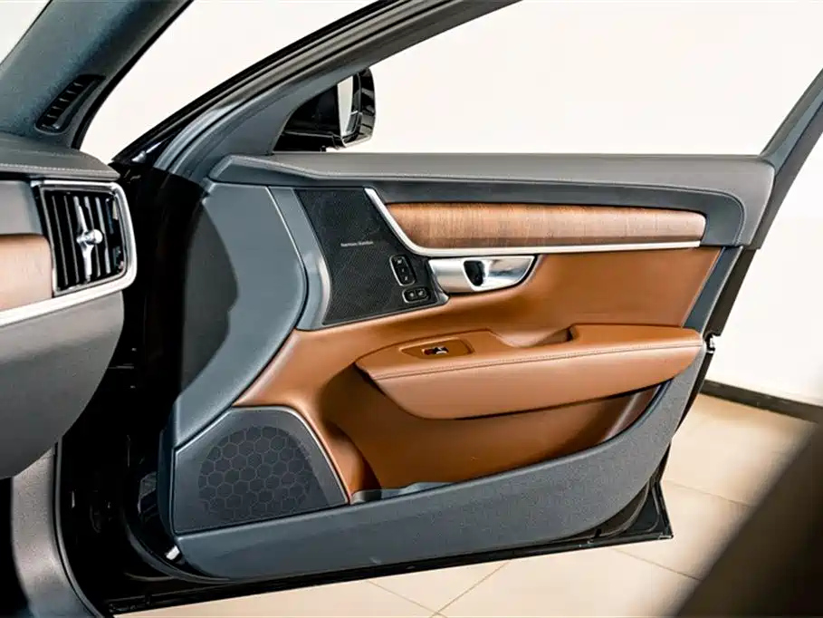 VOLVO S90 2023