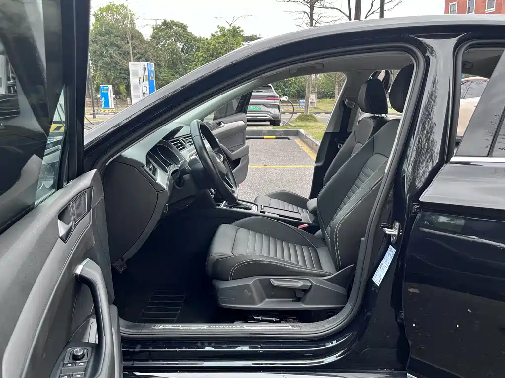 VOLKSWAGEN MAGOTAN 2020