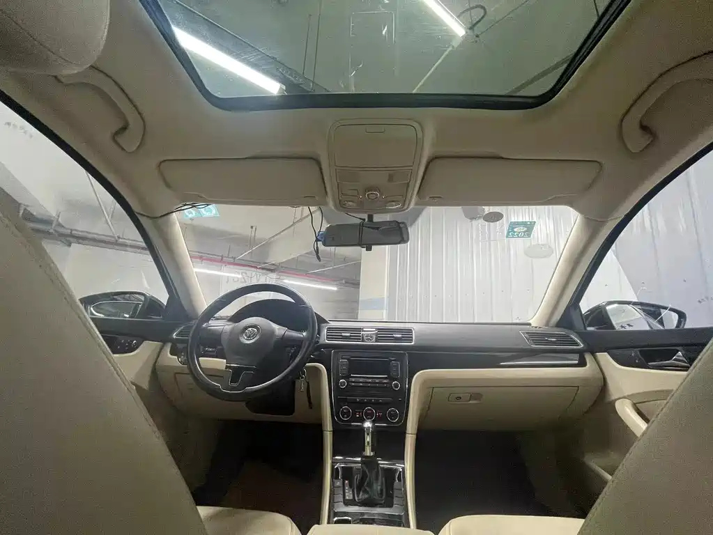 VOLKSWAGEN PASSAT 2011
