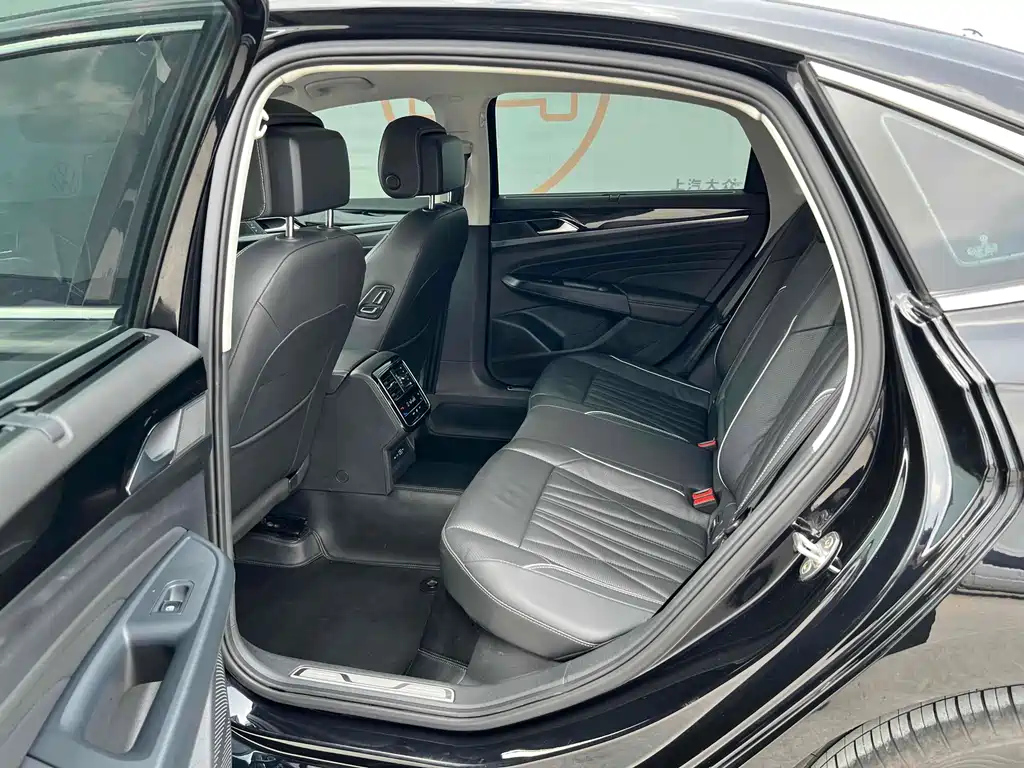 VOLKSWAGEN PASSAT 2023