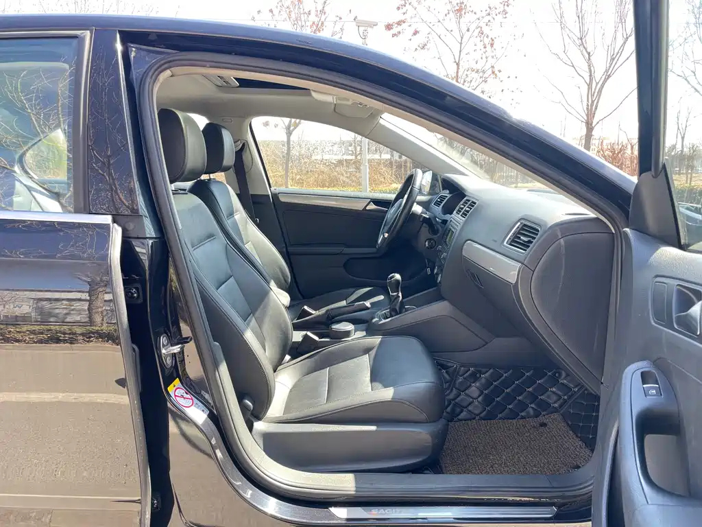 VOLKSWAGEN SAGITAR 2015