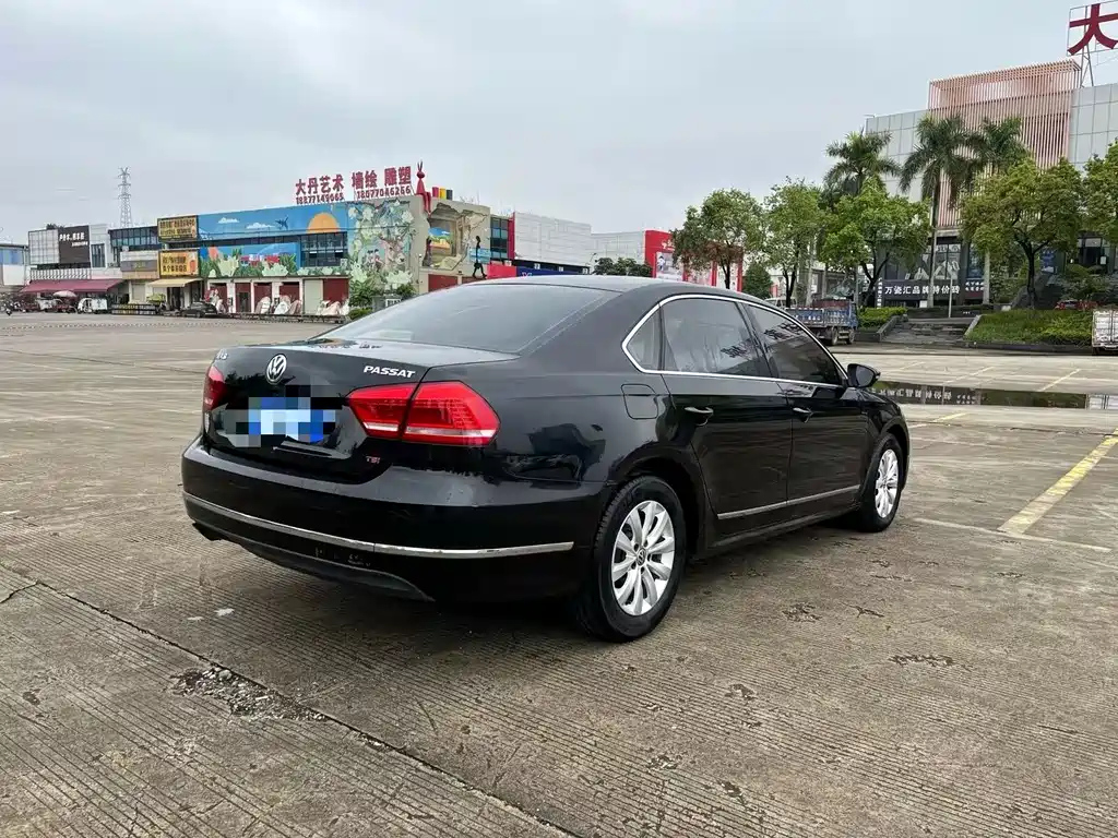 VOLKSWAGEN PASSAT 2012