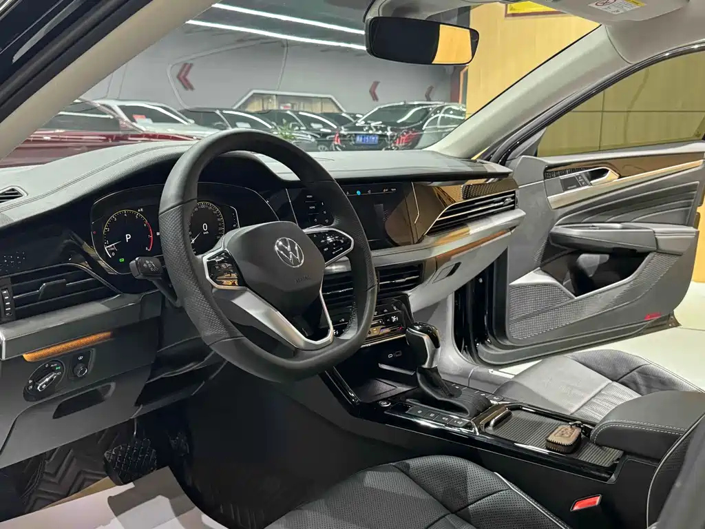VOLKSWAGEN PASSAT 2023