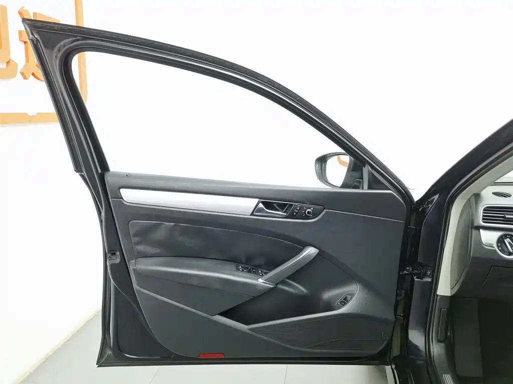 VOLKSWAGEN PASSAT 2014