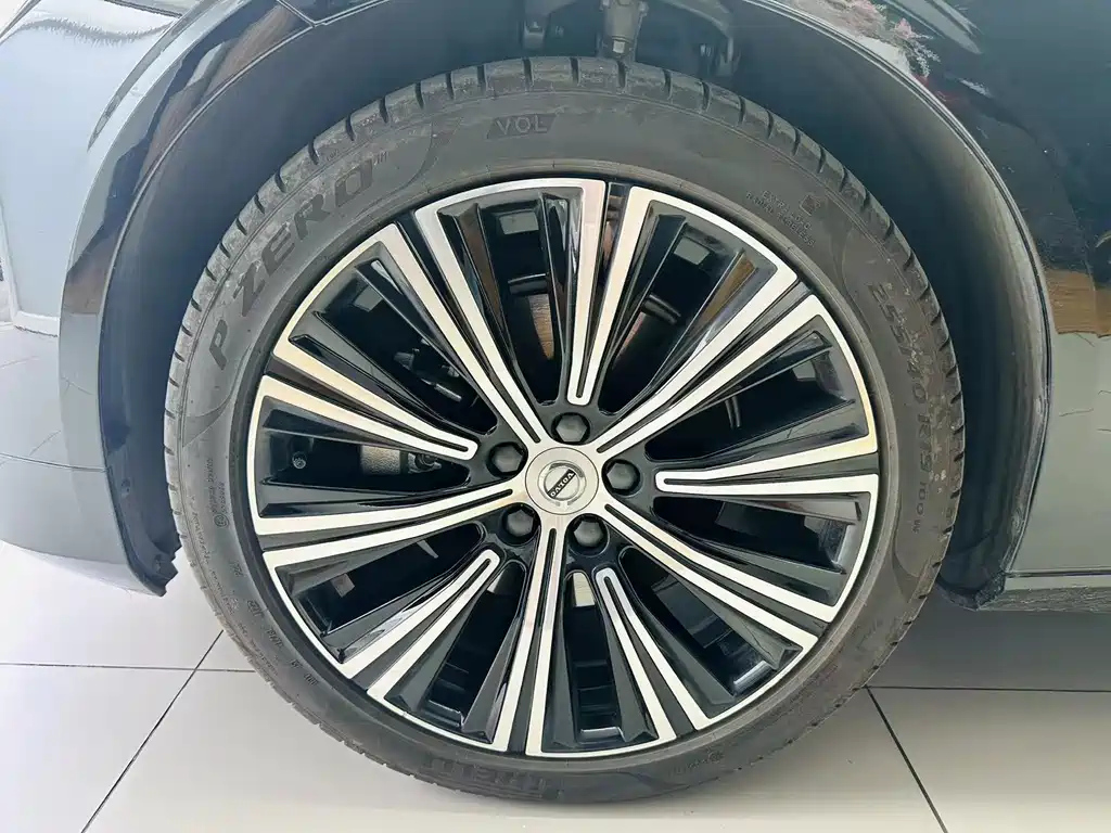 VOLVO S90 2023