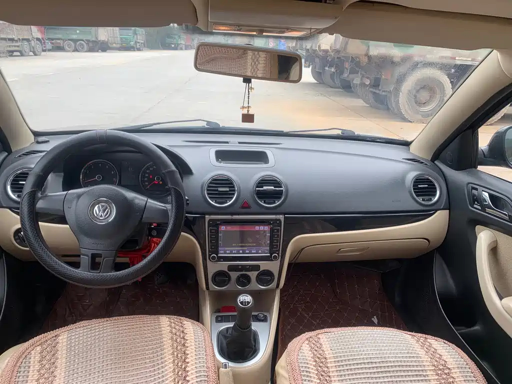 VOLKSWAGEN LAVIDA 2012