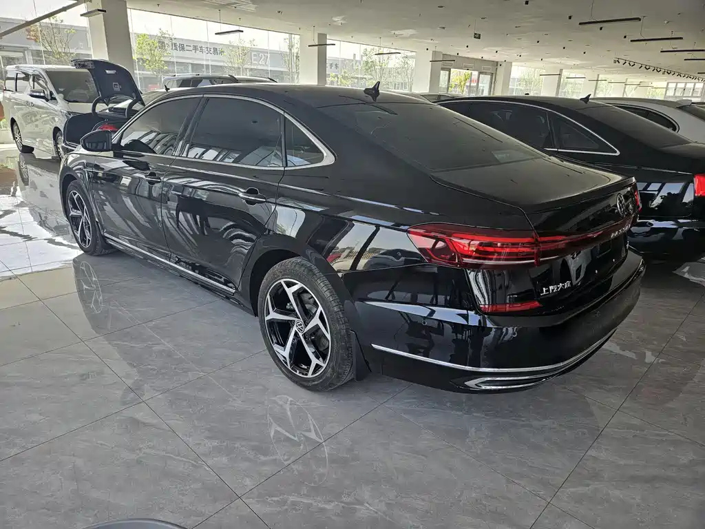 VOLKSWAGEN PASSAT 2023