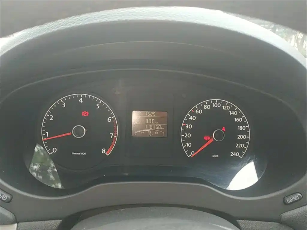 VOLKSWAGEN SAGITAR 2014