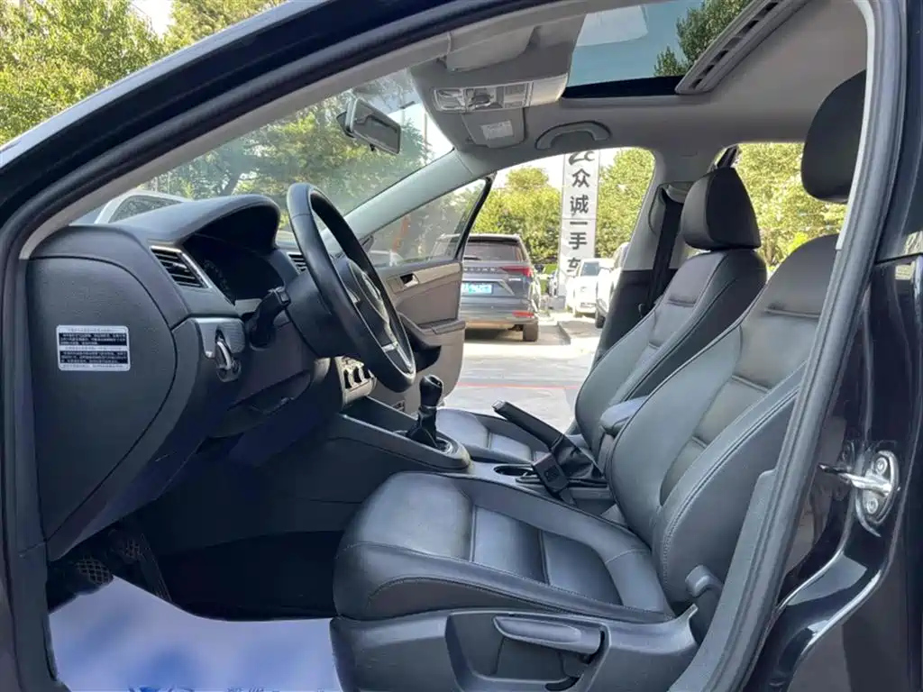 VOLKSWAGEN SAGITAR 2014