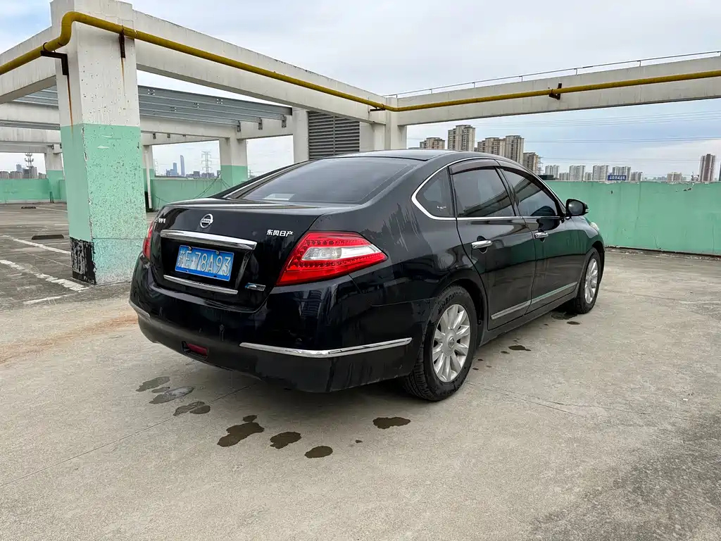 NISSAN TEANA 2010